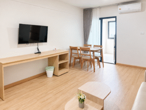 04 dining area and tv