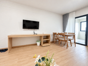 04 dining area and tv